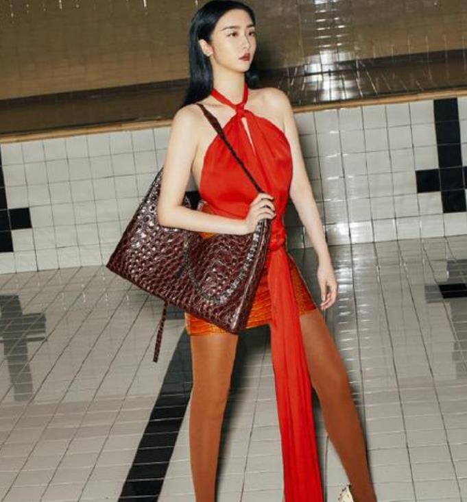 赵小棠终于接受了现实,棕色丝袜搭配橘色短裙大秀熟女风韵!