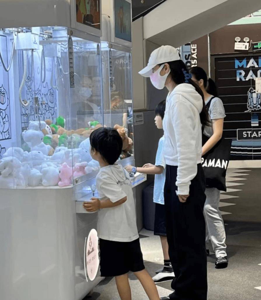 事业受挫后杨颖深夜带小海绵看急诊,面容憔悴抱娃不撒手_孩子_妈妈