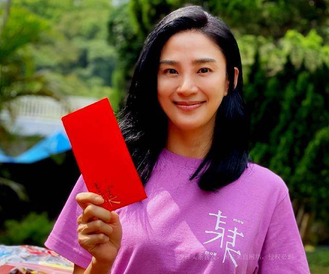 恭喜45岁洪小铃官宣恋情,对象是偶像剧男一号,17年前的cp成真_洪小玲