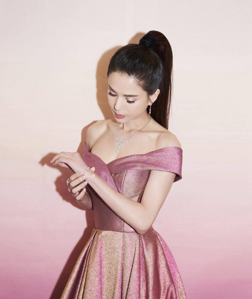 李若彤晒旗袍美照,网友:拍照也不忘秀肱二头肌,李若彤神回复_健身