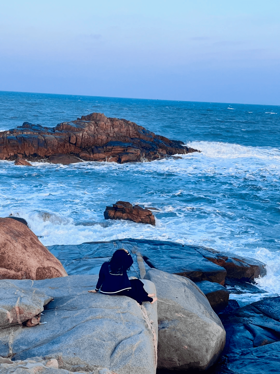 独自坐海边看海图片图片