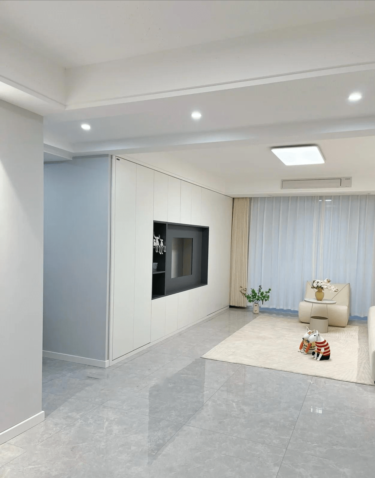 吊顶采用简约的双眼皮设计,配以吸顶灯,有效提升了空间的视觉高度