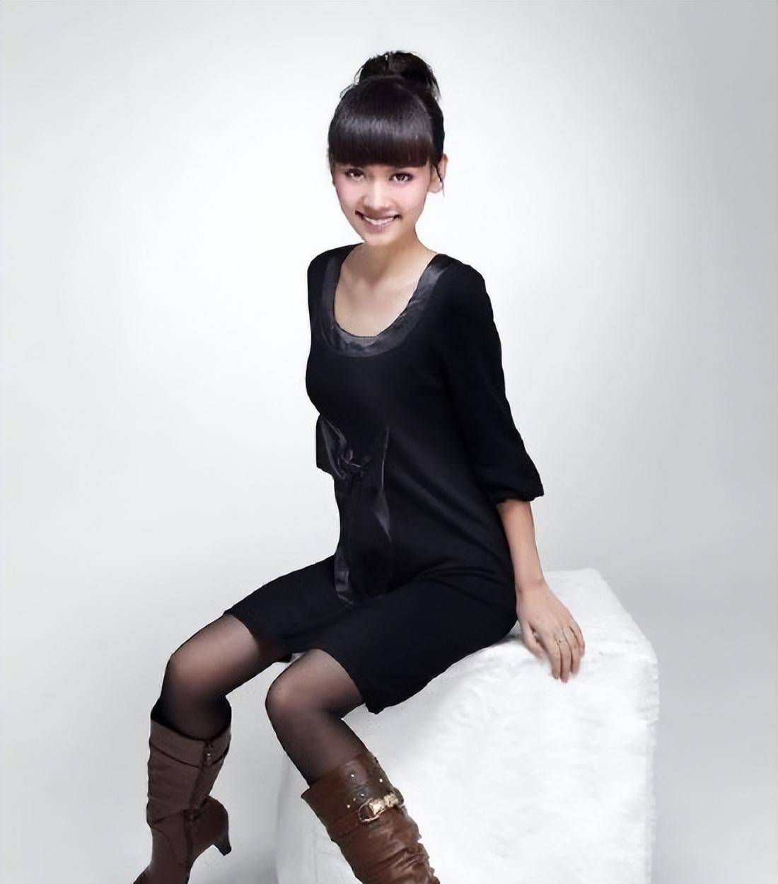 黑色丝袜搭配花样连衣裙,孙骁骁变身超级小奶妹,网友:可爱!