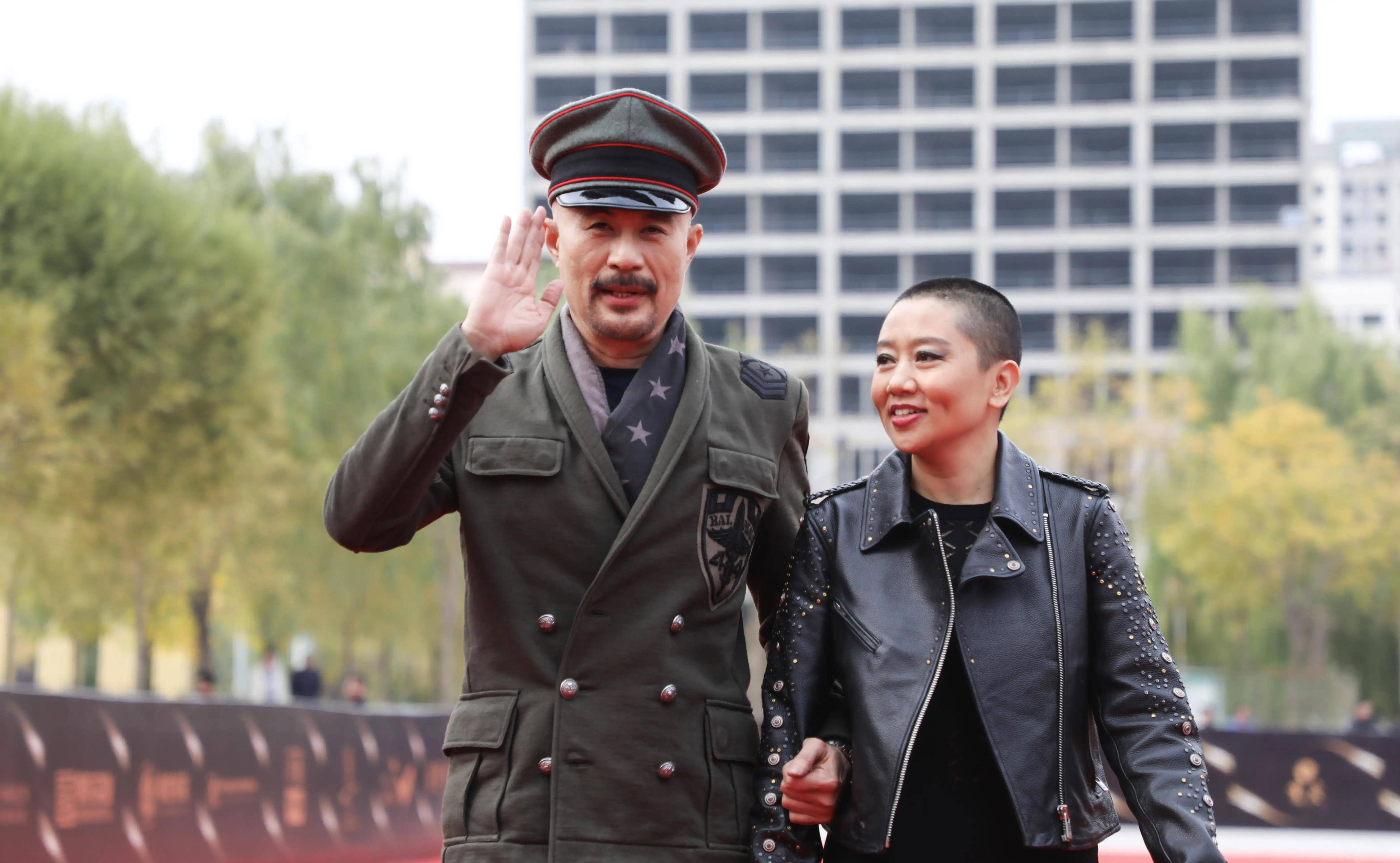 港片教父徐锦江,从动作片演员到一幅画作150万,他经历了什么?