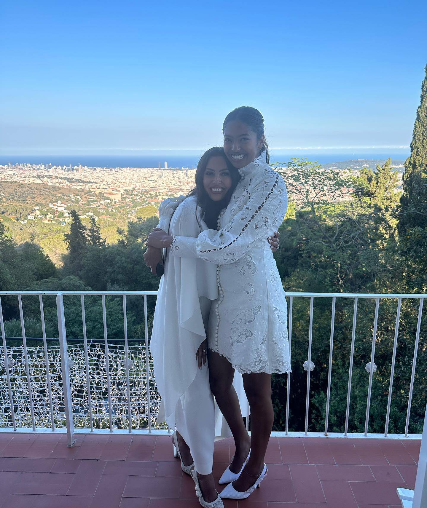 瓦妮莎穿着金色小礼服,看起来就像一位女神,他瘦了