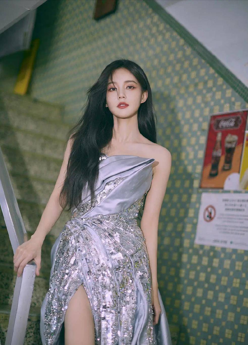 李一桐尖叫之夜一口气换五套造型,美艳迷人惊艳全场!_黑色_长裙_时尚