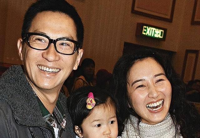 她是90年代tvb女神,39岁嫁张家辉,为爱弃事业,却活成人生赢家_关咏荷