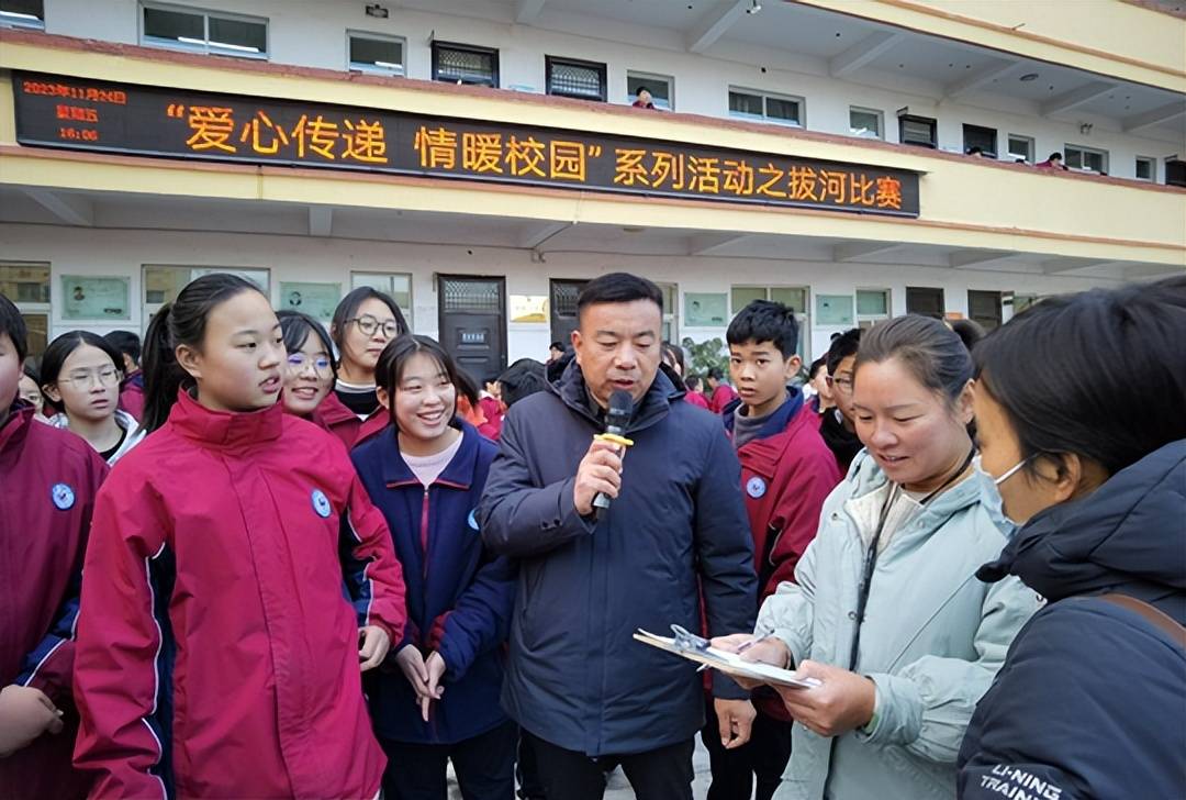 民权第一初级中学举行"爱心传递 情暖校园"系列活动——拔河比赛_双方