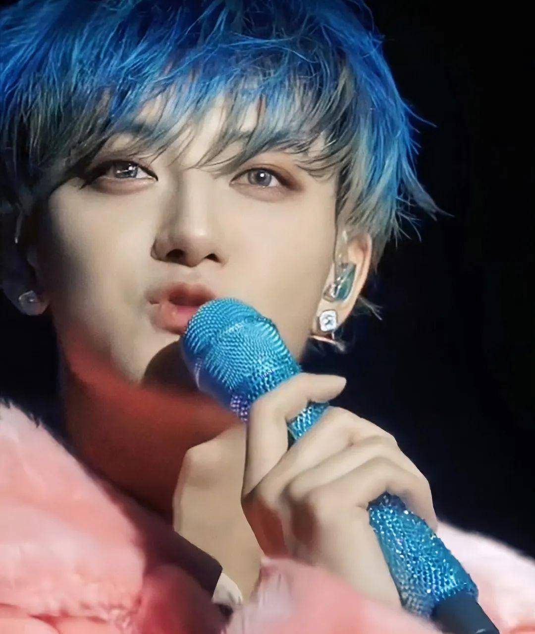 路人晒出鹿晗合影,穿千元外套现身球场,染黄毛素颜出镜_照片_网友