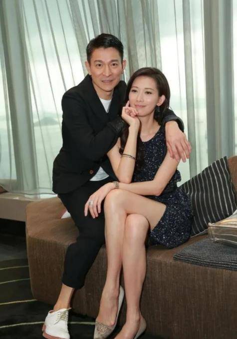 61岁刘德华罕见同框林志玲,穿黑西装儒雅帅气,女神穿黑裙好惊艳_黑色