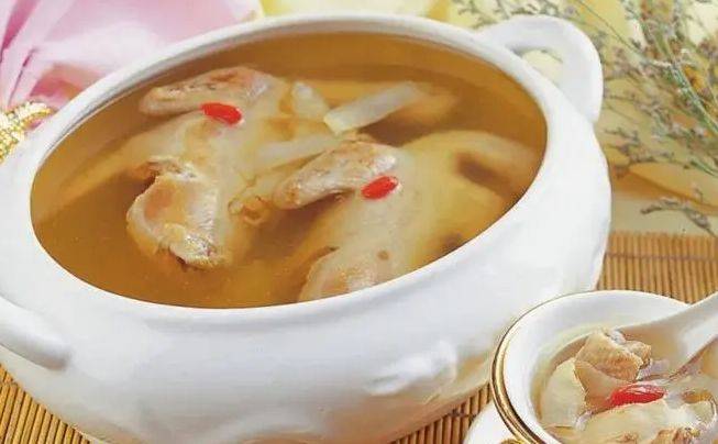 贵州美食天麻鸳鸯鸽,汤质清澈,色泽淡雅