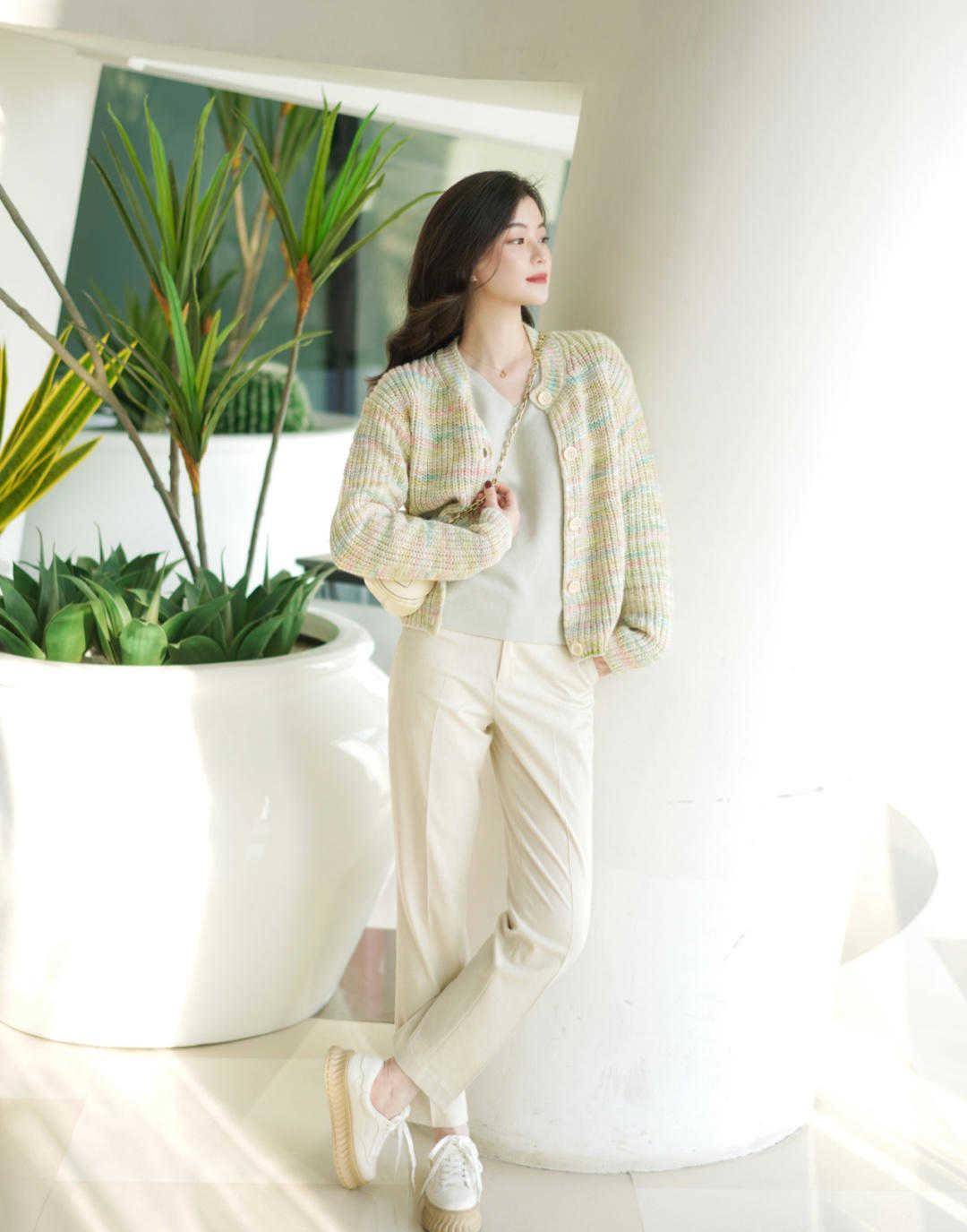 冬季,要想"文艺温婉"并存,身穿针织开衫搭配长裤,女神范十足_白色