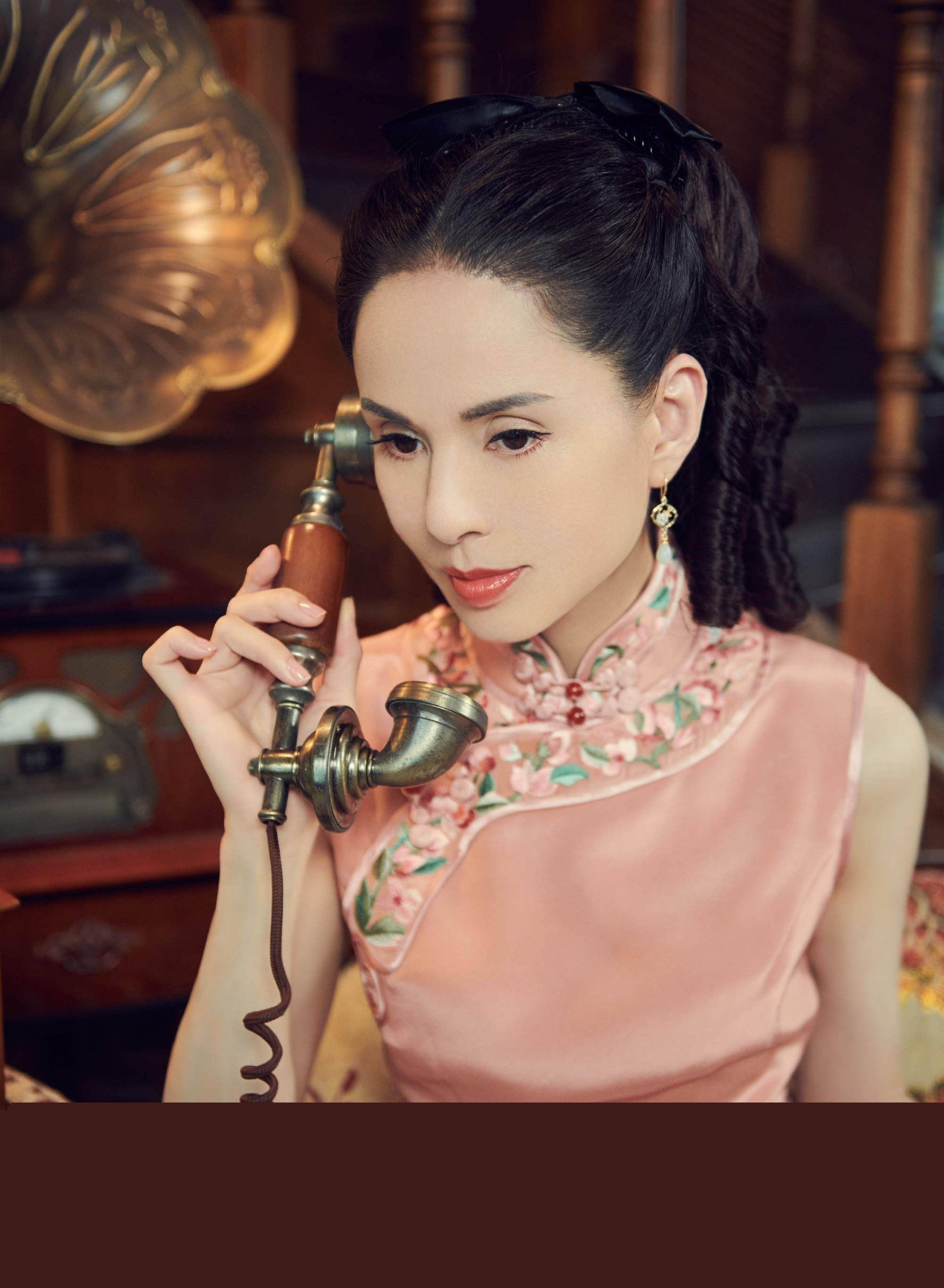 李若彤晒旗袍美照,网友:拍照也不忘秀肱二头肌,李若彤神回复_健身