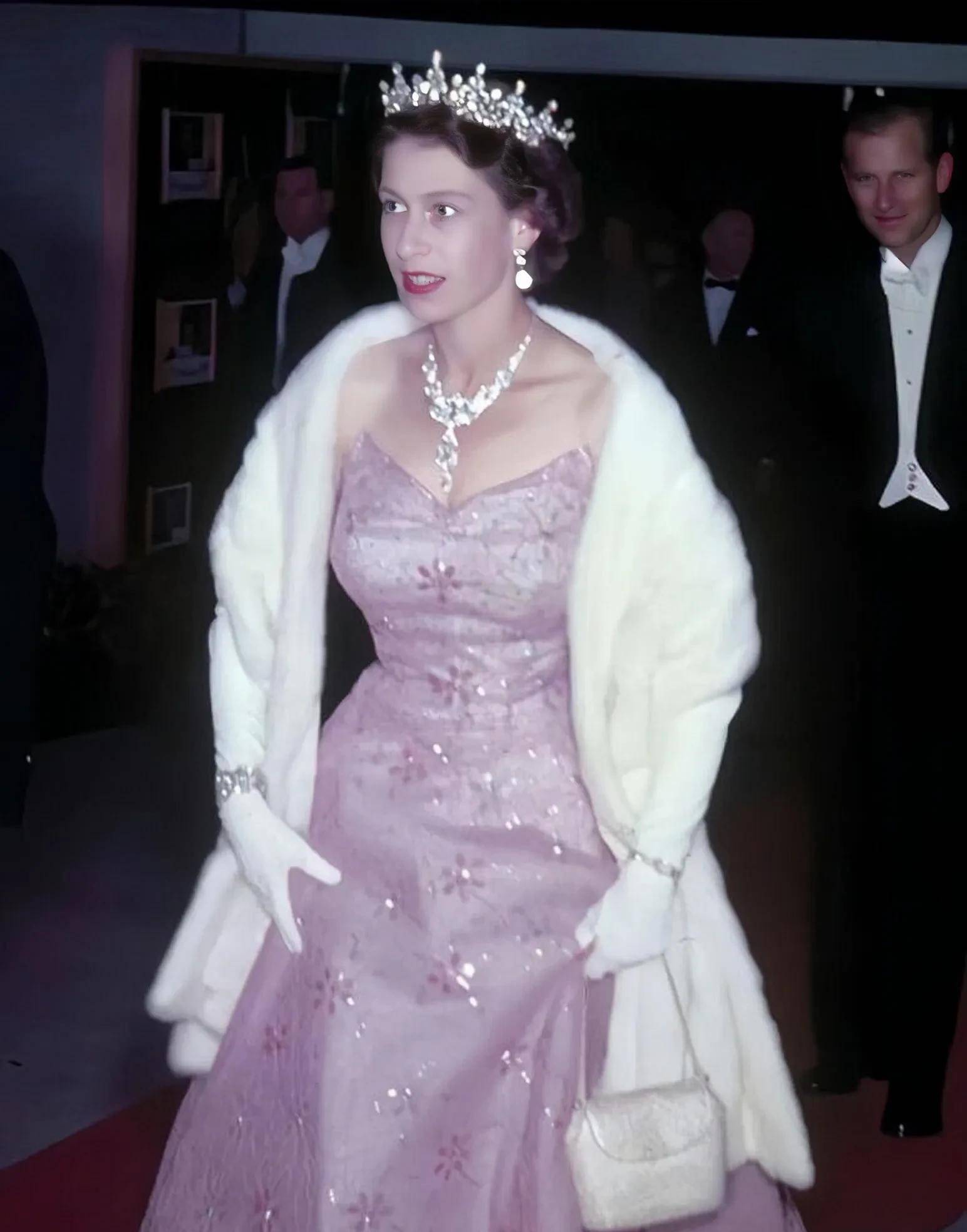 女王英伦珠宝,奢华珠宝和惊艳礼服_伊丽莎白_衣服_英国