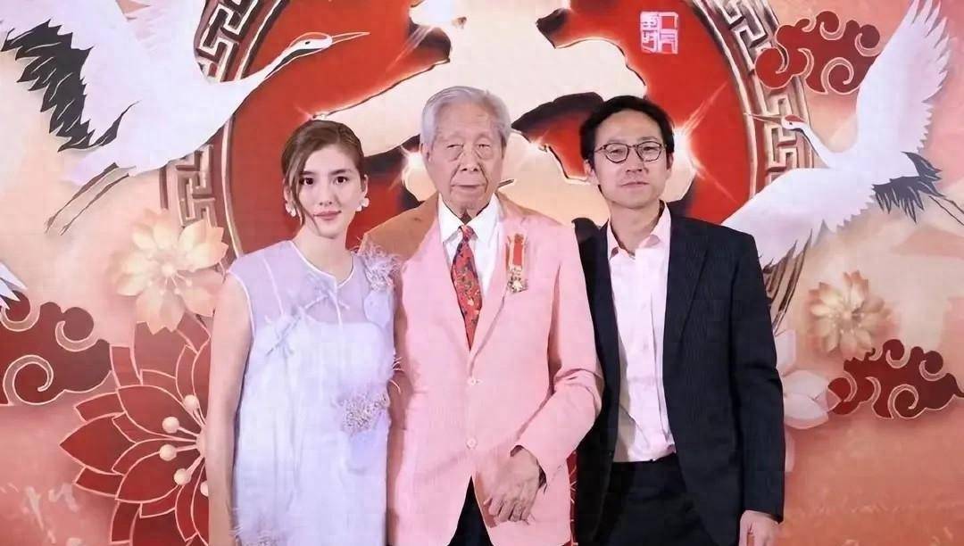近日,吴千语与施伯雄的恋情在网络上引起人们的关注.