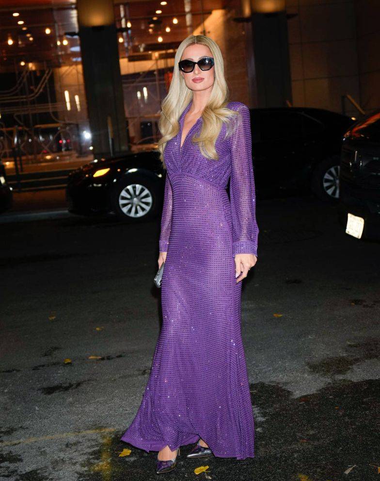 帕丽斯·希尔顿穿紫色亮片连衣裙 走路带风优雅魅惑_时尚_女性_笑容