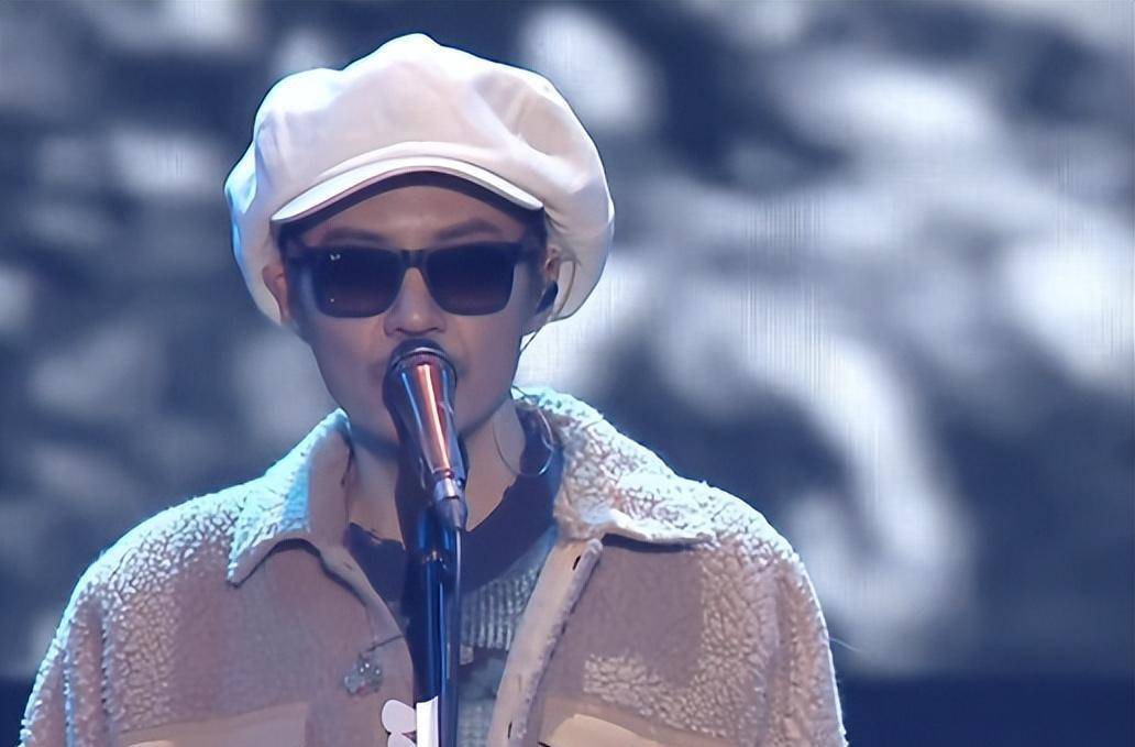 小杨哥演唱会实行"三不"政策,汪苏泷出场费最高,合影站c位!