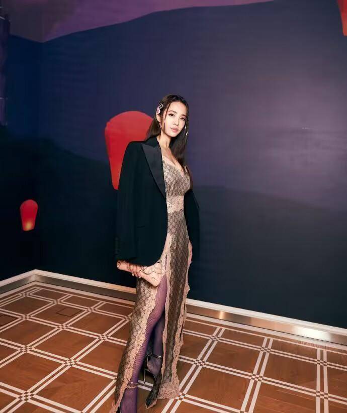 蔡依林咋想的?穿"蛇皮裙"还要配紫色丝袜,看着又"怪"又美!