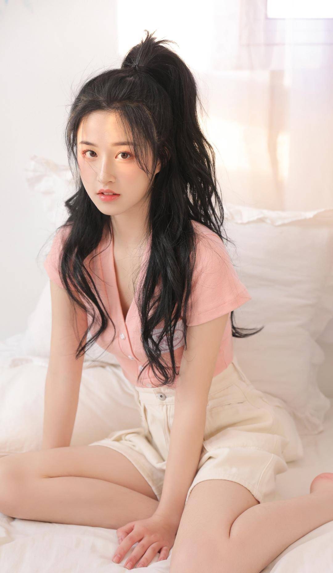 女子写真花季少女粉色开衫裙裤美拍高马尾俏皮可爱