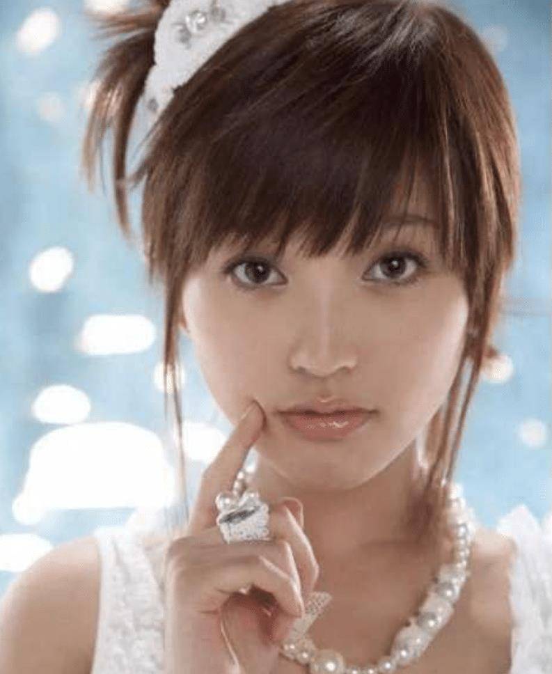 金莎"少女感变姨感",郝蕾的犀利点评没有错,可惜金莎听不进去_女孩