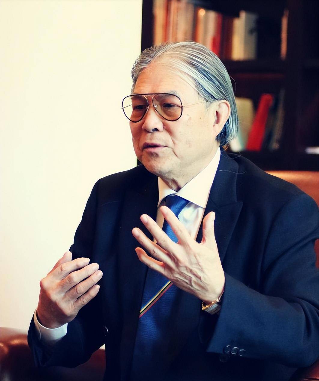 77岁霍震霆获大紫荆勋章,郭晶晶精心打扮气场强,三子到场祝贺_香港