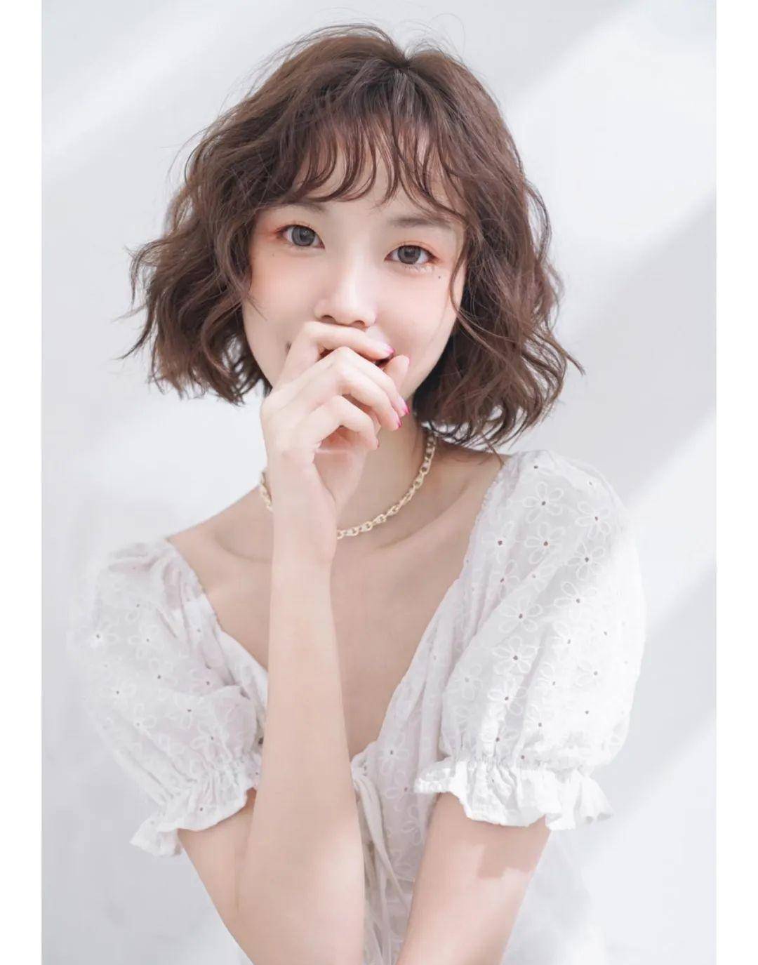 减龄瘦脸发型来了,齐下巴长度就是美,可微扣可卷可直_女性_卷发_脸型