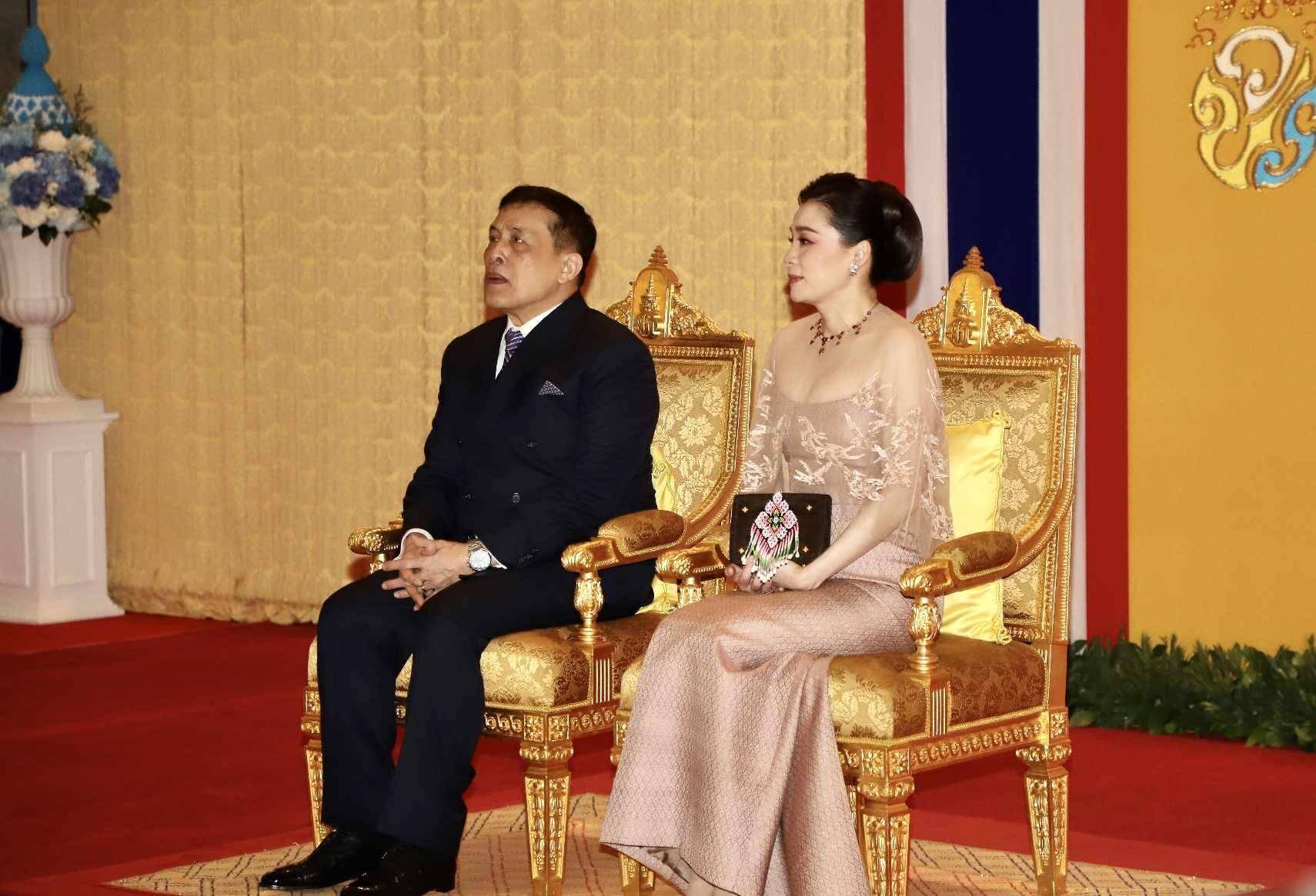 泰王后苏提达又穿礼服!薄纱飘飘若隐若现,超性感!_粉色_连衣裙_风格