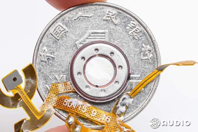扬声器与一元硬币大小对比.经我爱音频网实测,扬声器直径约为12mm.