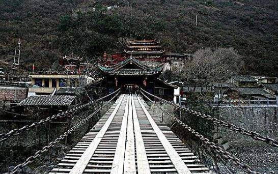 飞夺泸定桥，敌军为何只拆木板而不是弄断铁链？抗战老兵道出**(图2)