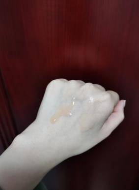 涂抹后的皮肤,就像喝足了水一样,变得紧致起来,很有弹性,减龄肉眼