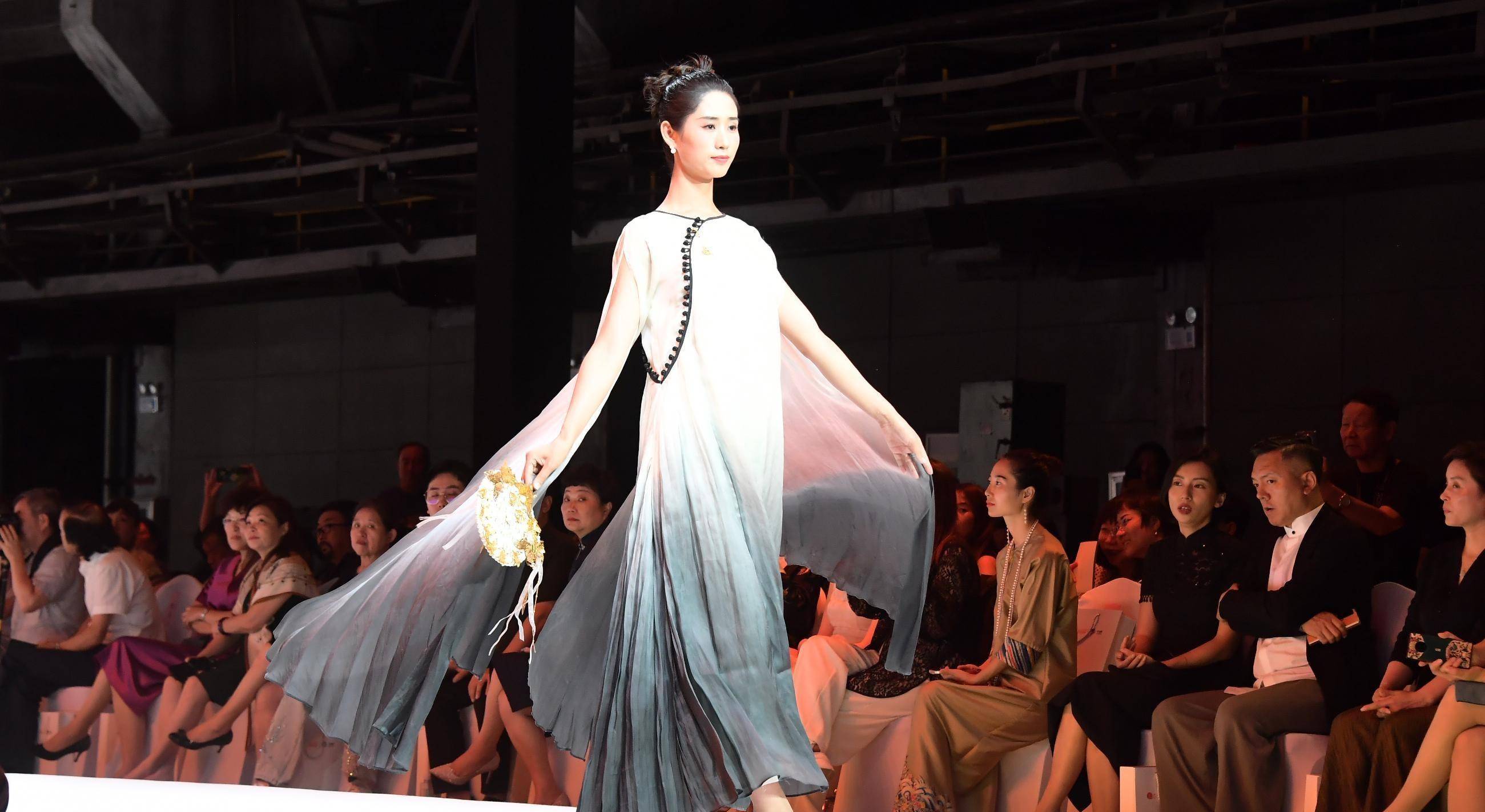 旗袍文创论坛上,中央美术学院服装设计专业创始人吕悦,鲁迅美术学院副