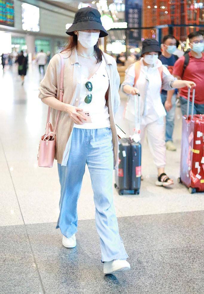 豪门阔太胡静好朴素,米色开衫搭牛仔裤优雅知性,看不出一点壕气_时尚