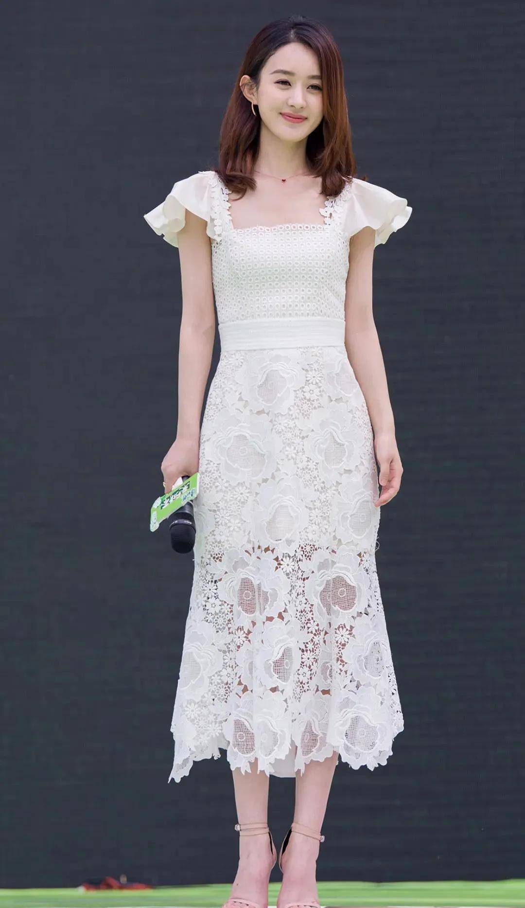 赵丽颖罕见露面,她的皮肤比她的白裙子还白,坐高凳子显得有点矮_生活