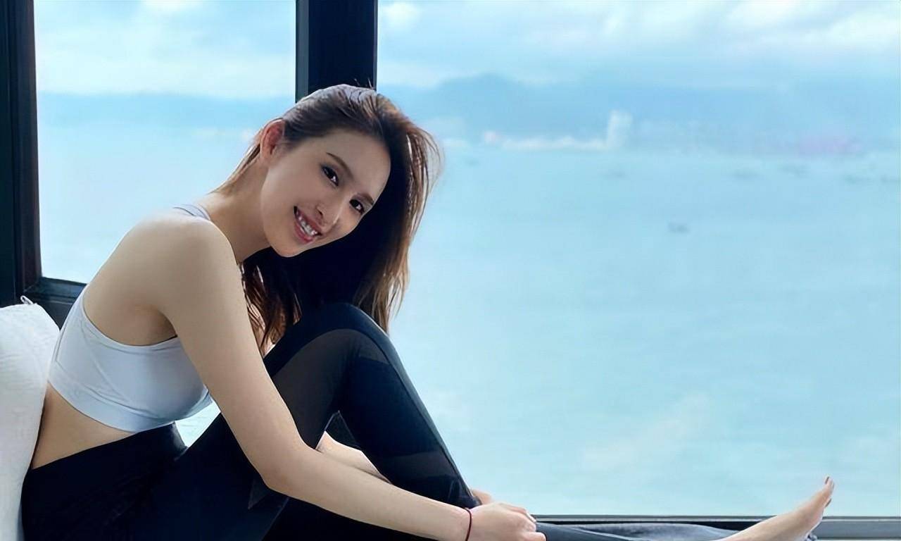 tvb女星转型网红赚百万,性感亮相为富二代庆生,曾被爷孙恋连累_何傲儿