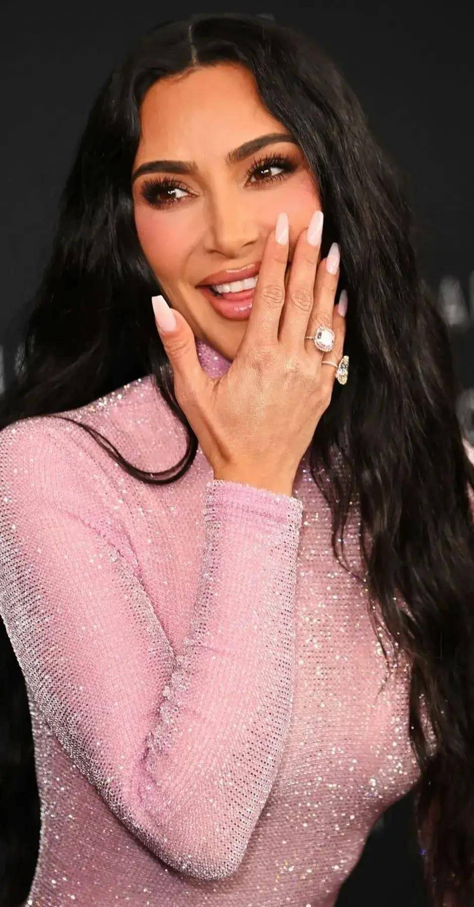 金•卡戴珊身穿粉色lingling修身拖尾礼服,展现无法抗拒的美