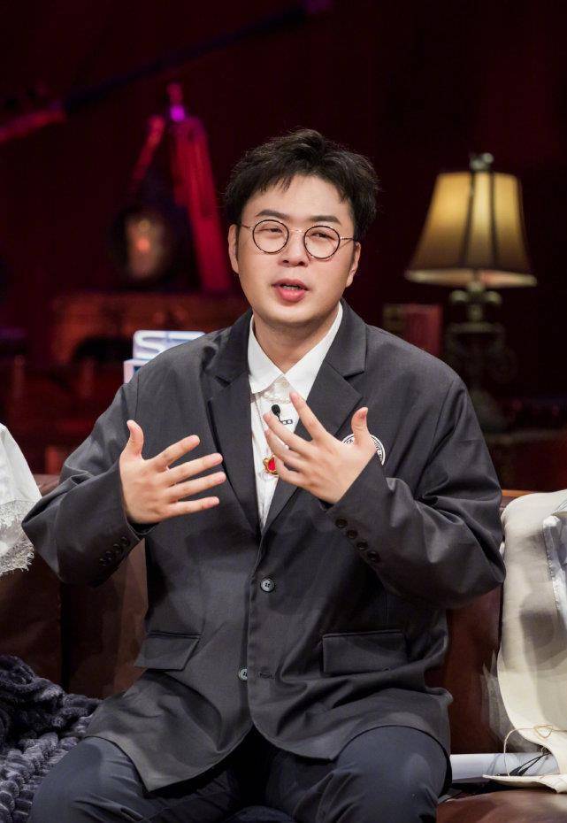 《快本》路透曝光,保安公主抱杜海涛,我却被迪丽热巴和旁边的粉丝吸引