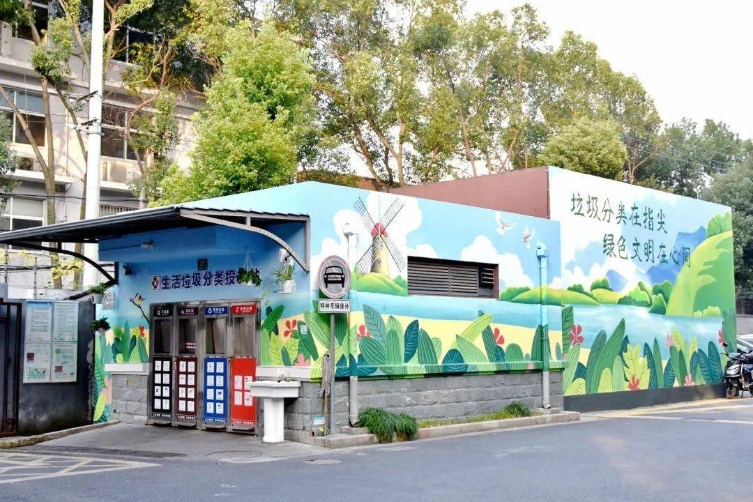西林小区北九峰小区利用垃圾房外墙彩绘涂鸦,增添绿植微景观等方式