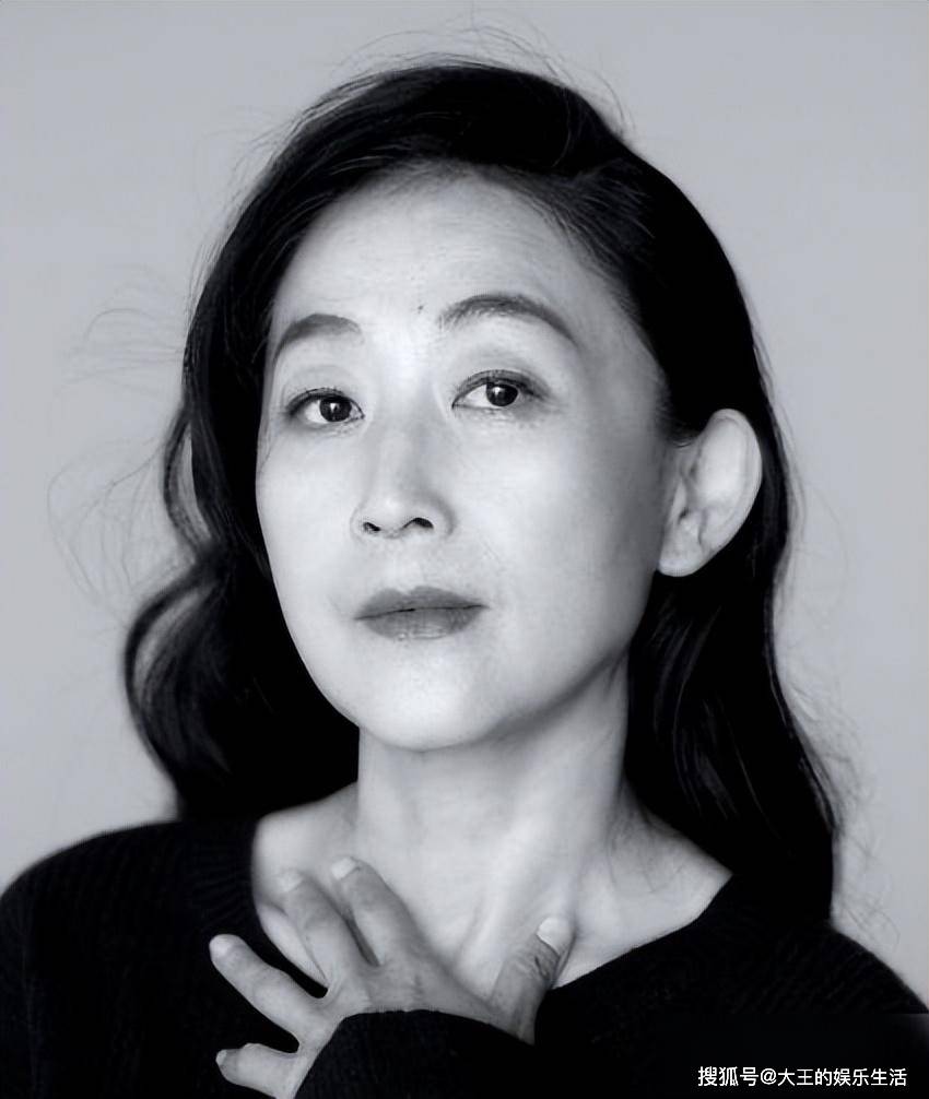 59岁不婚不育的陈瑾成了人生赢家:出席活动的行头价值高达3亿_巫刚