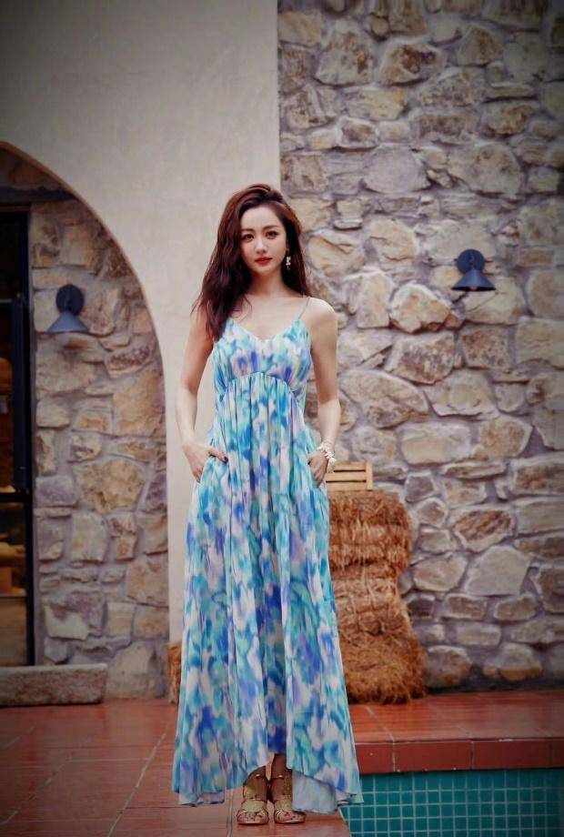 北京时装周:"花裙"杨蓉好丰腴,白皮肤,娃娃脸美得很轻松_裙子_连衣裙