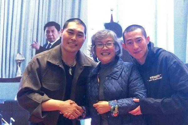 宋春丽携老公回老家,不染白发也没扮嫩,72岁气色红润饱满,是个慈祥的