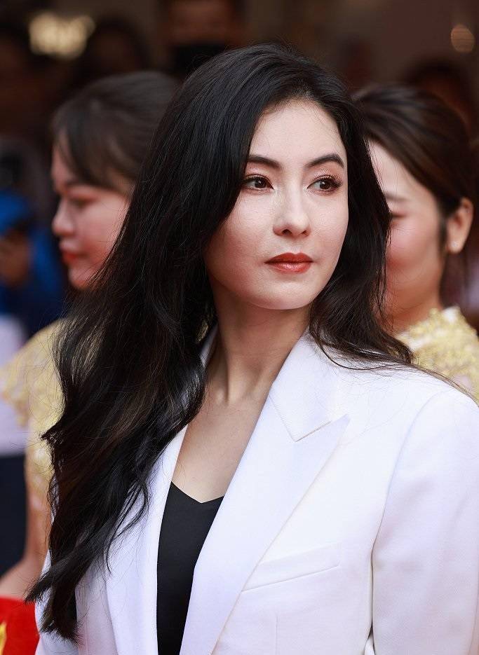 原创43岁张柏芝白色西装端庄貌美!