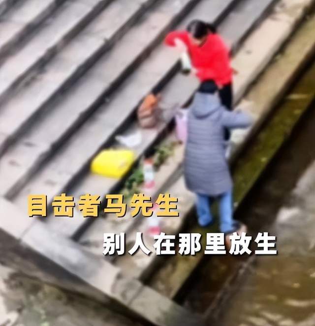 长沙2名女子将米面油牛奶倒江中放生,这是放生还是污染环境？