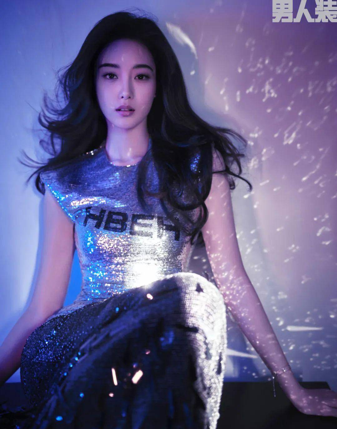 26岁徐艺洋登《男人装》11月封面,穿半透明抹胸大秀美腿,太辣了