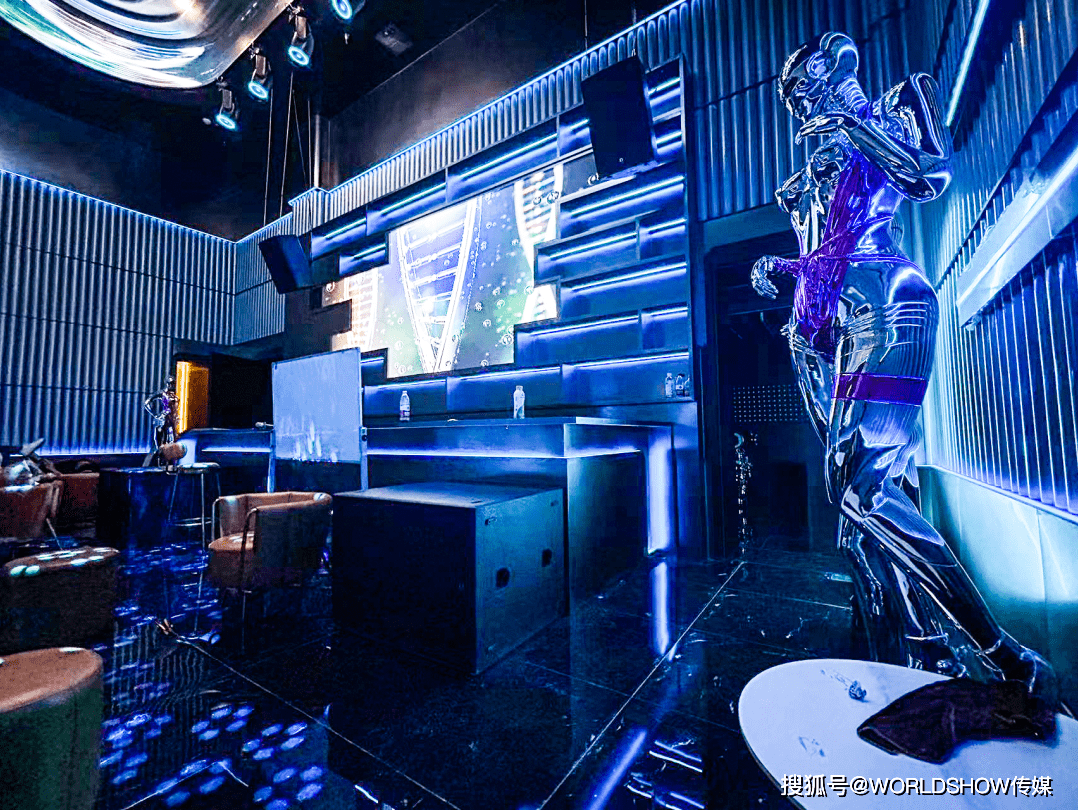 the future酒吧在有限的空间内发挥着对空间的想象力和创造力,在这里