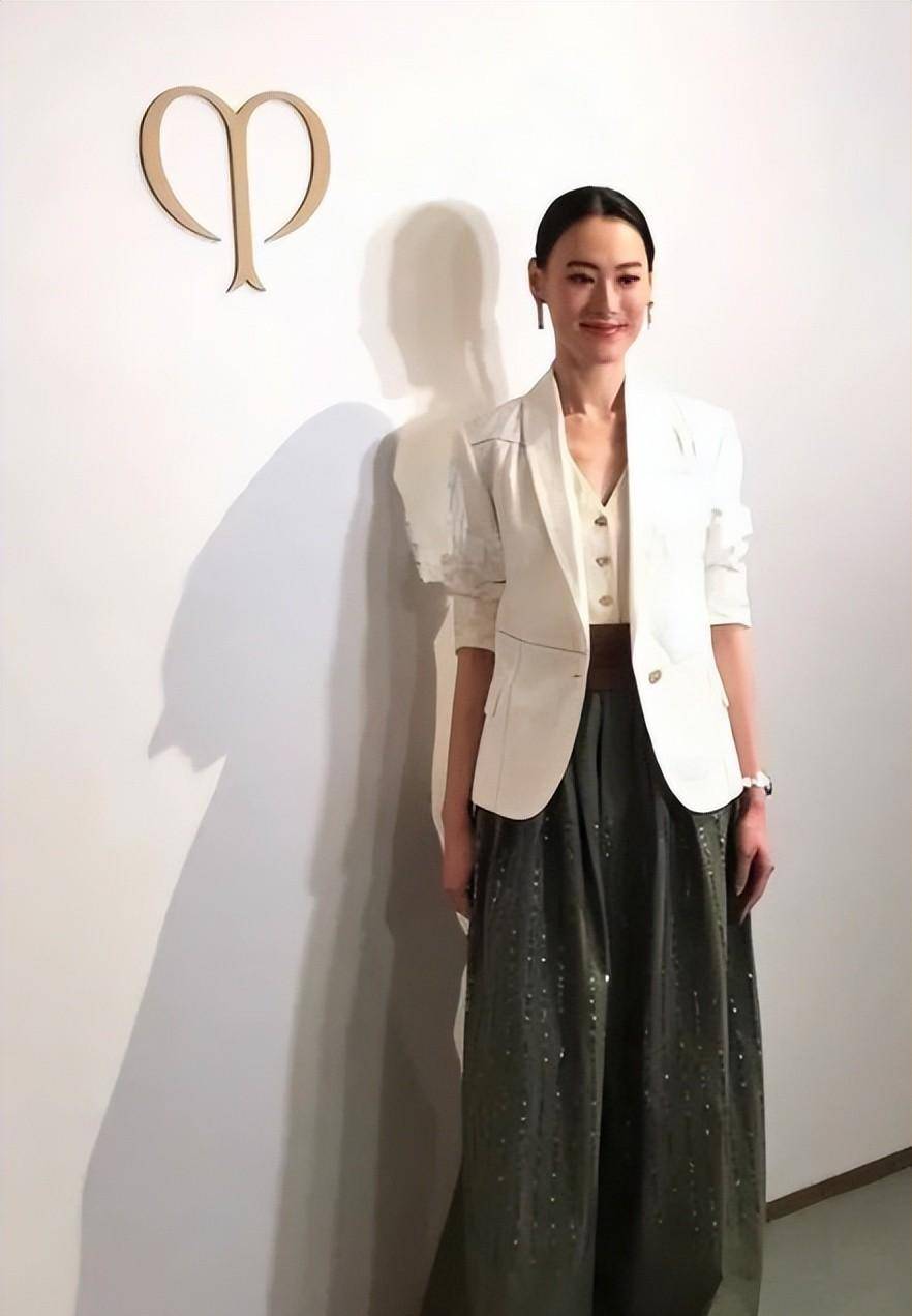 梁洛施穿搭的时尚之处就在于将经典与时尚元素融为一体,展现出优雅与