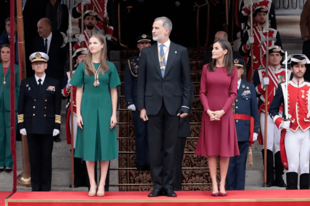 西班牙女王储成年后首现身!