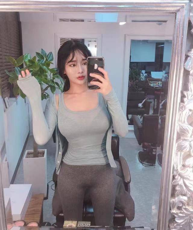 90后韩国妹子,有着完美的三围比例,丰满的身材让许多人羡慕不已_健身
