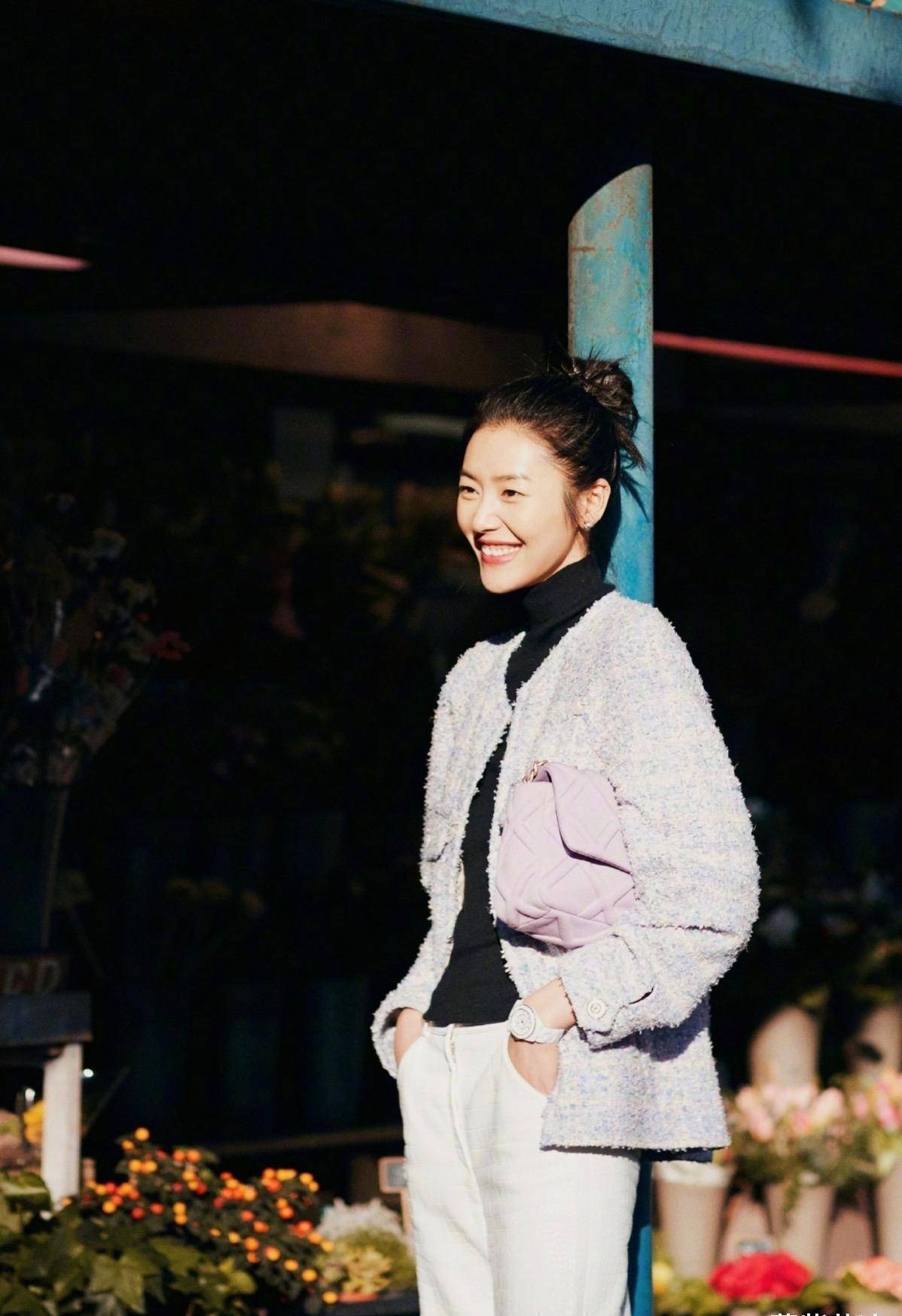 刘雯再创新造型,超长款西装轻松驾驭,网友:超模就能"为所欲为"_时尚