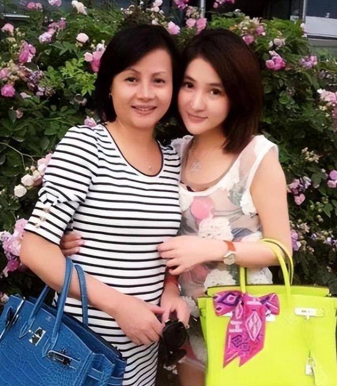 郭美美可不是普通的人物,传闻校内的一些"坏小子"都视她为领袖.