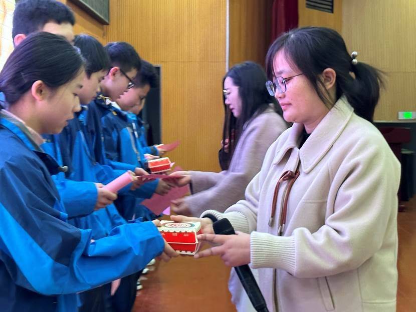 芹老师为学生颁发奖状大会第三项,由优秀班主任代表郑鑫老师上台发言